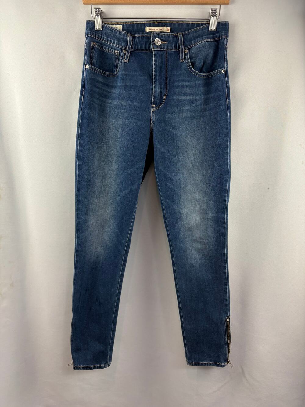 Women’s Levi’s Size 30 Medium Wash Blue Skinny Jeans